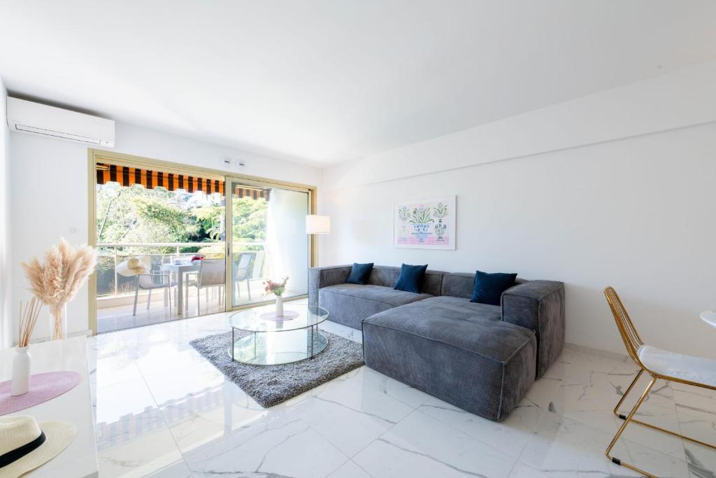 Spacious 2-Br Apartment in a Residence with Pool, Cannes
