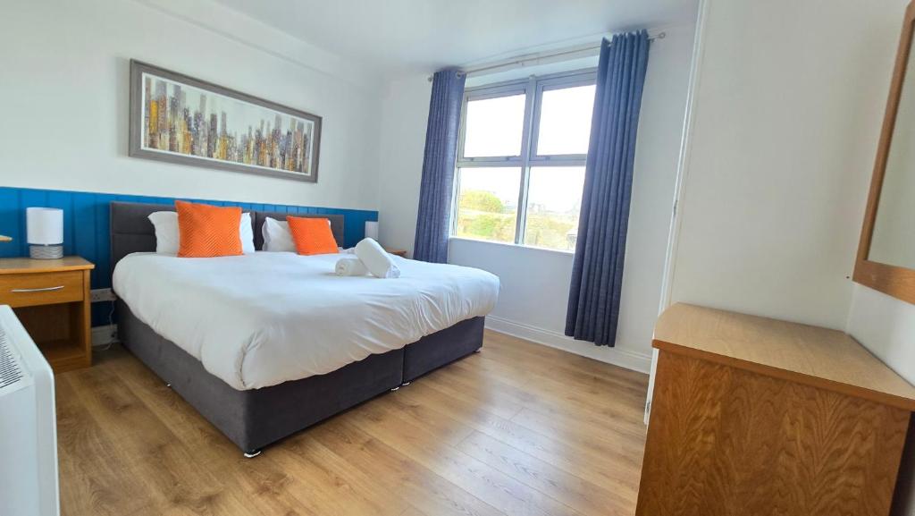 Cool Dockland Apt, sleeps 5, with parking, Galway
