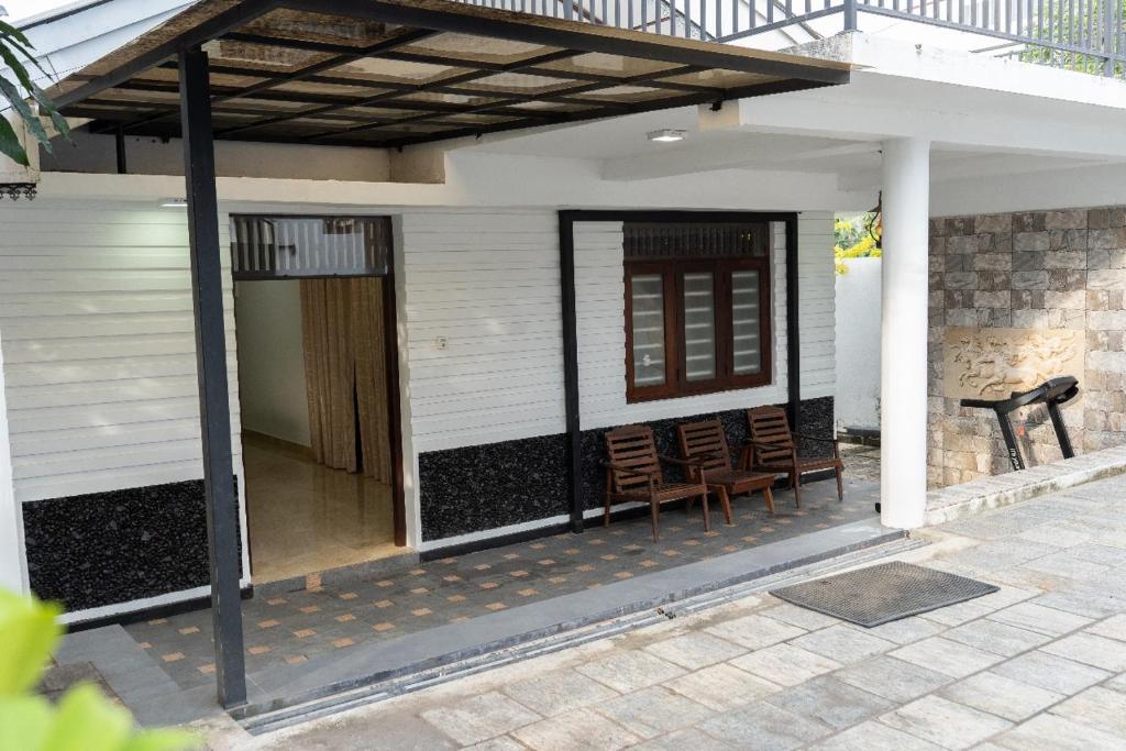 Minhas Villas, Kamburugamuwa