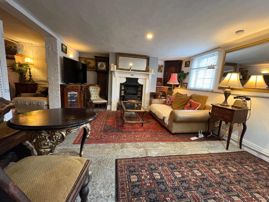 Charming Historic Apartment Adjoining Beautiful Central Taunton Park, Taunton