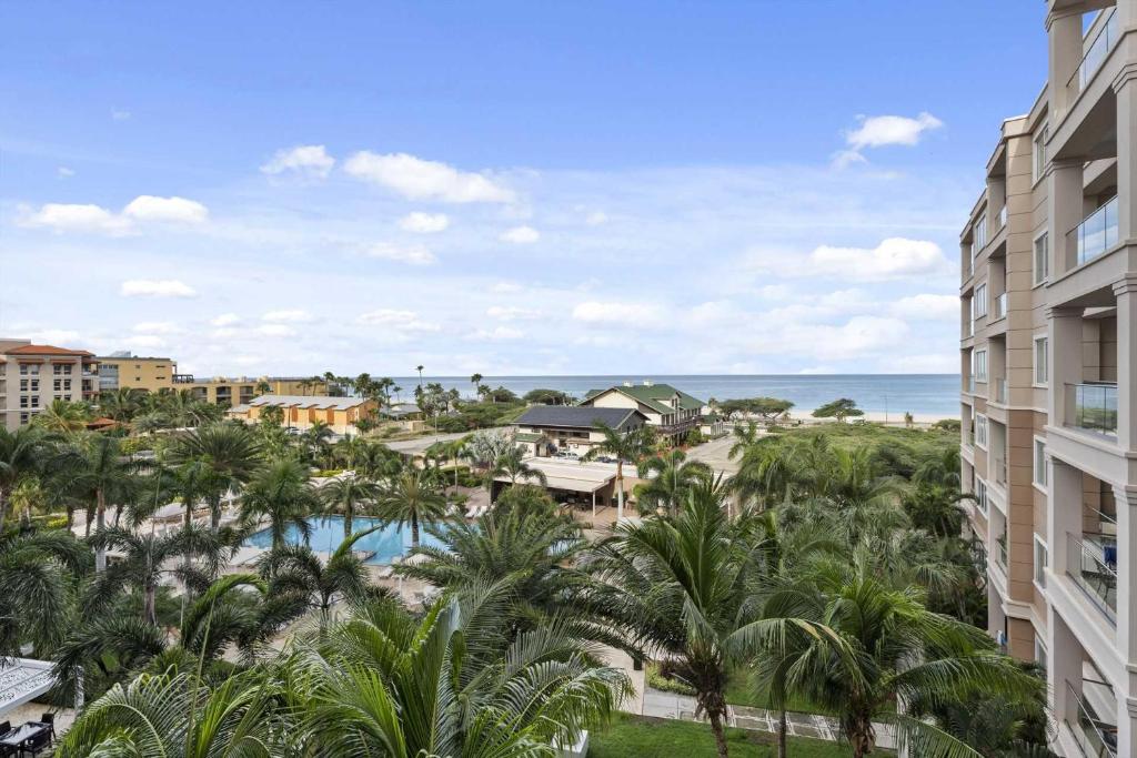 Beach View - Beach Royale 2BR condo - LV406, Palm-Eagle Beach