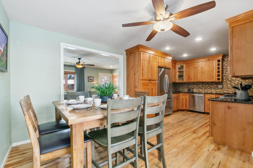 The Rustic Retreat, Pet Friendly with Fenced Yard, Fort Collins