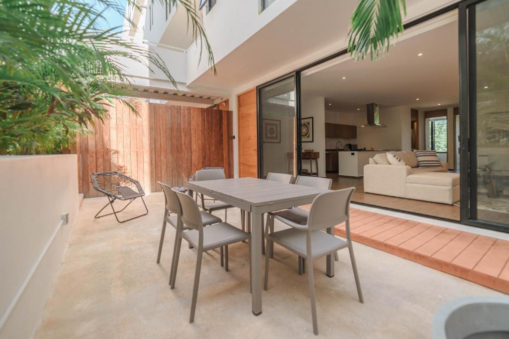 Modern Condo 200m from Beach & 5th Ave - 5