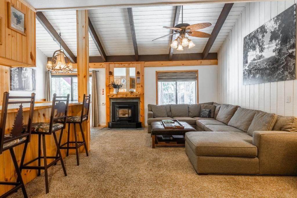 Sunshine Village #108- 1 +Loft , Sleeps 6. Steps from Free Town Shuttle ,Dog Friendly, Mammoth Lakes