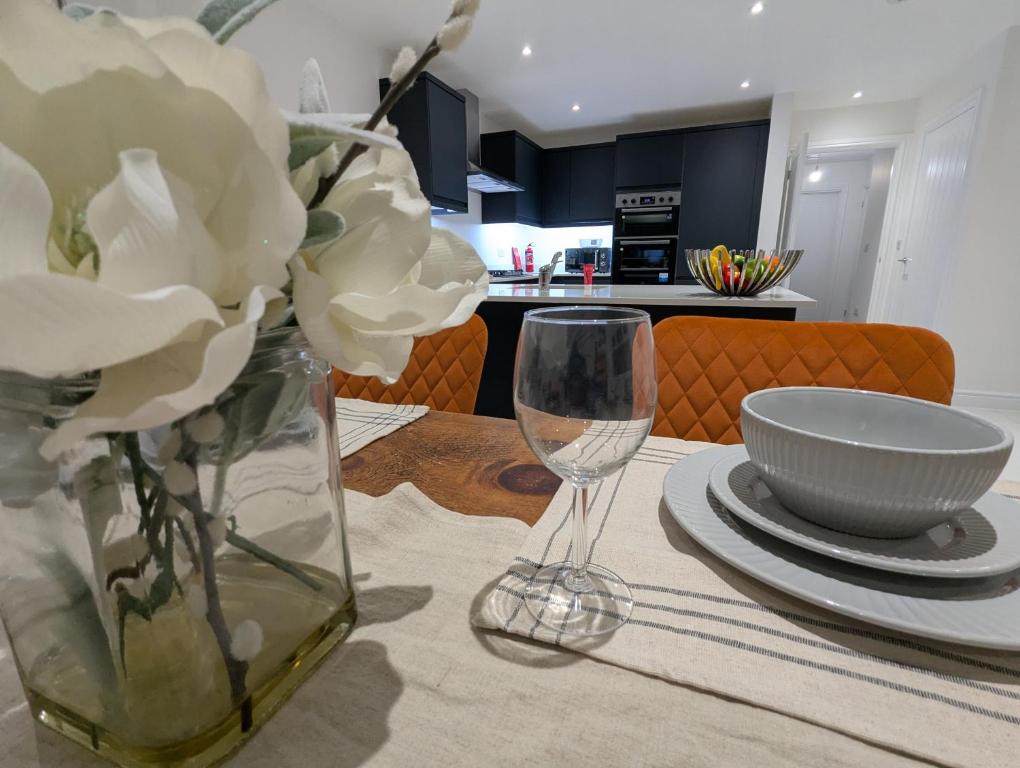 Large 4 Bed Hse, Sleeps 7, 3 BTH, Drive PRKG-4 Cars, M4-A329, Shinfield Studios, 10mins, Reading, Ascot & Legoland 20mins, Film Crew, Contractor & Family Friendly, Winnersh