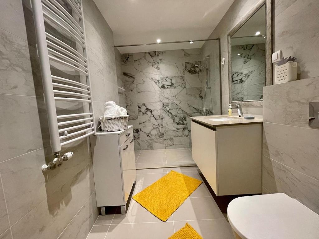 Elegant BW Two Bedroom Apartment-Promenade View - 3