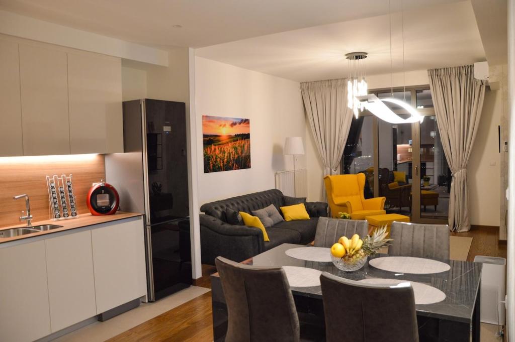 Elegant BW Two Bedroom Apartment-Promenade View - 5