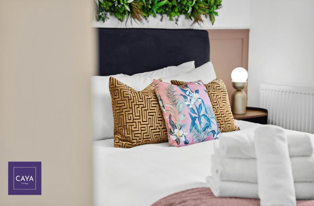CAYA Living 2BR Apartment in Central Windsor Berkshire - Legoland - Windsor - Royal Ascot - Heathrow Sleeps 6 - Private Gated Parking, Windsor