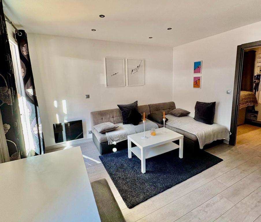Appartement moderne et entièrement rénové en plein cœur du village, chambre séparée, balcon vue montagne, très proche des pistes - 1