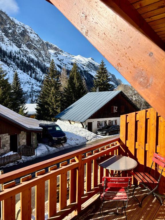 Appartement moderne et entièrement rénové en plein cœur du village, chambre séparée, balcon vue montagne, très proche des pistes - 4