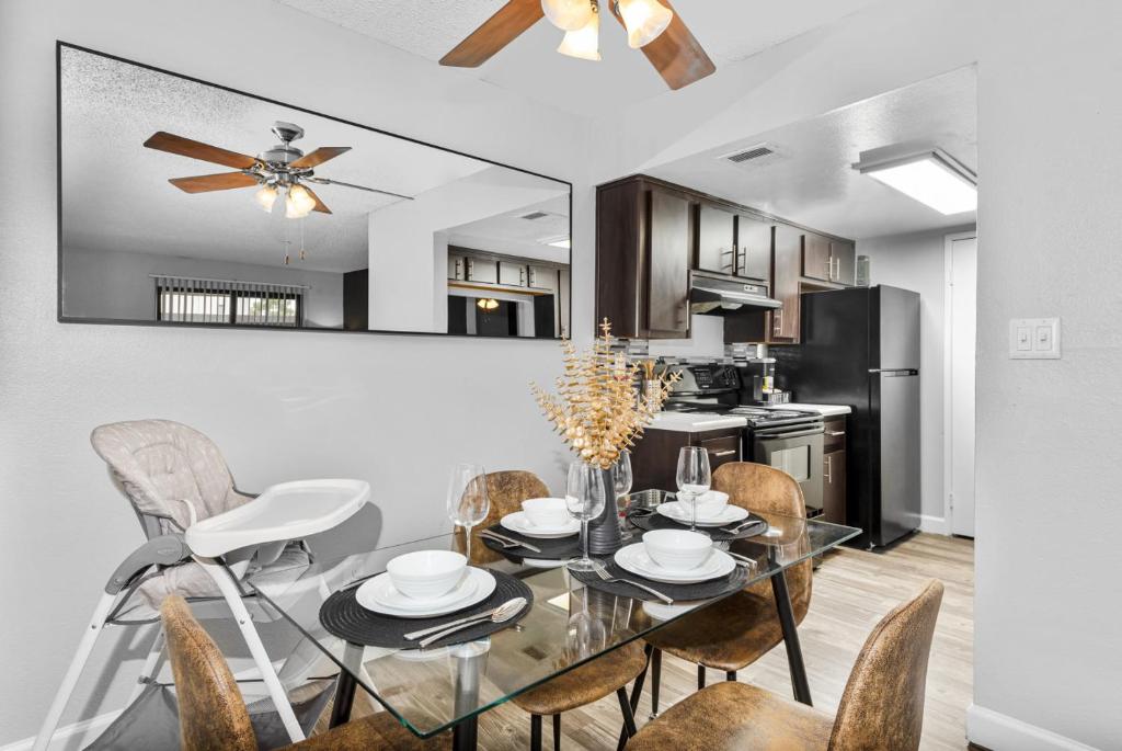 Comfy 2BR Pool Gym Prime Location, Tempe