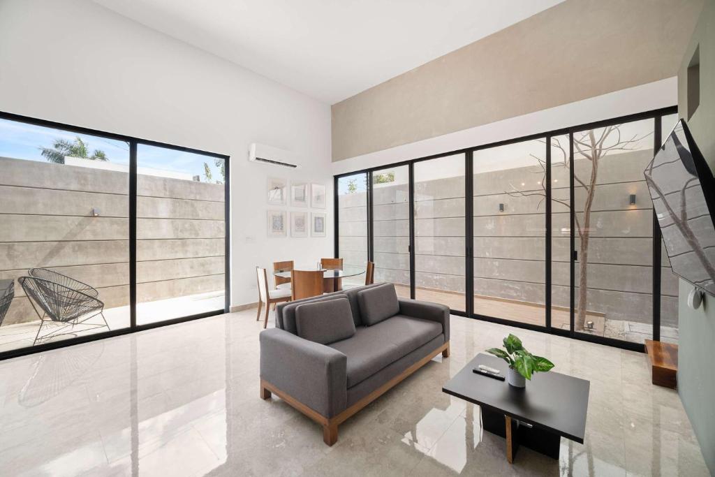 Sunny Mérida Getaway: Spacious 3BR with Pool - 4