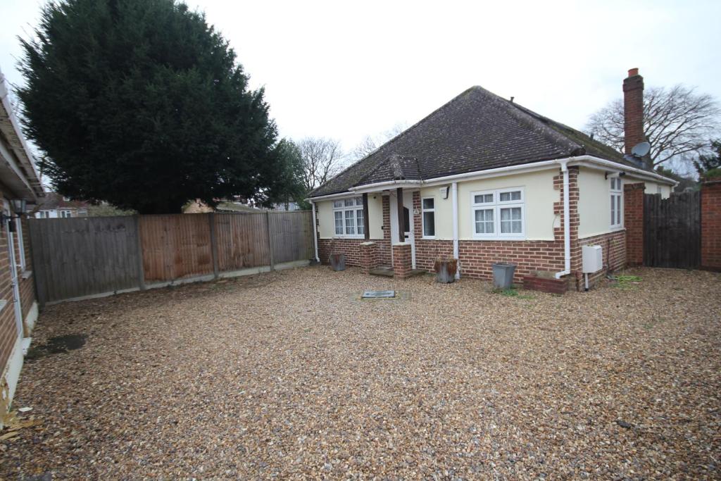 The Oaks Place, Hanworth