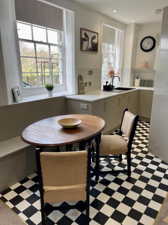 NEW, STYLISH & SPACIOUS GROUND FLOOR Mews, Plymouth