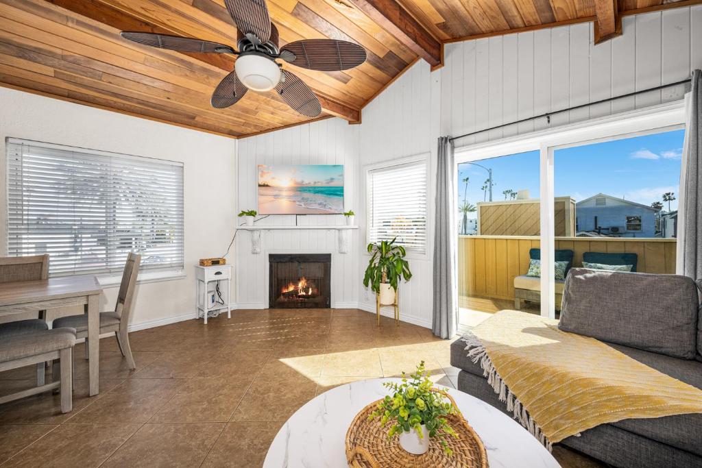 3BR Home Steps from Shops, Pier and Beach, Newport Beach