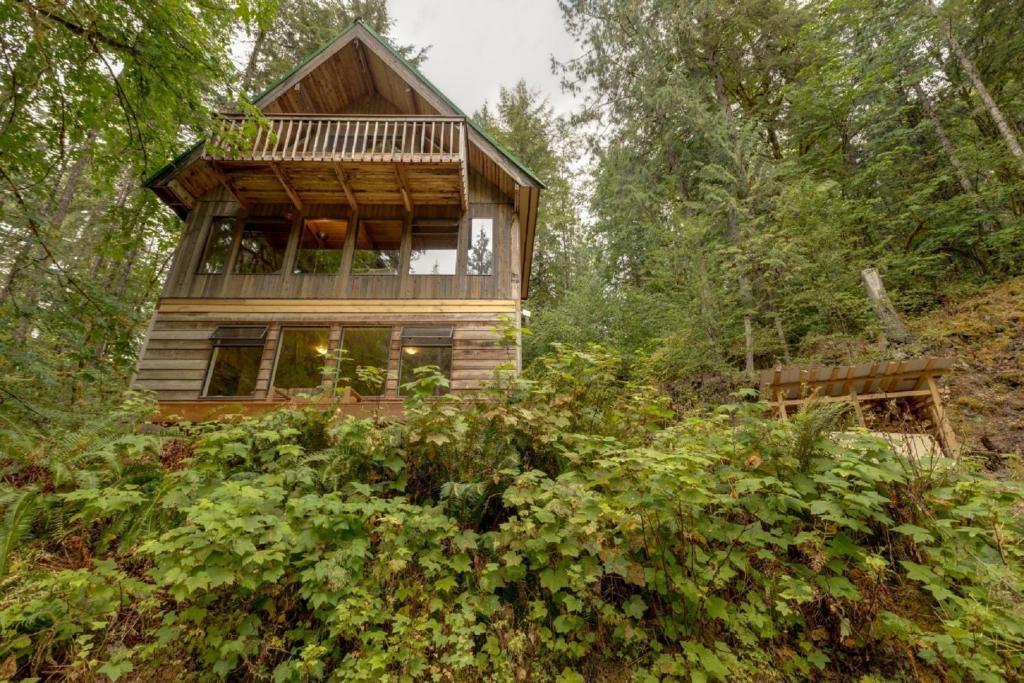 A 3 Story, 3 Bedroom Traditional Rustic Ski and Hiking Chalet, Deming