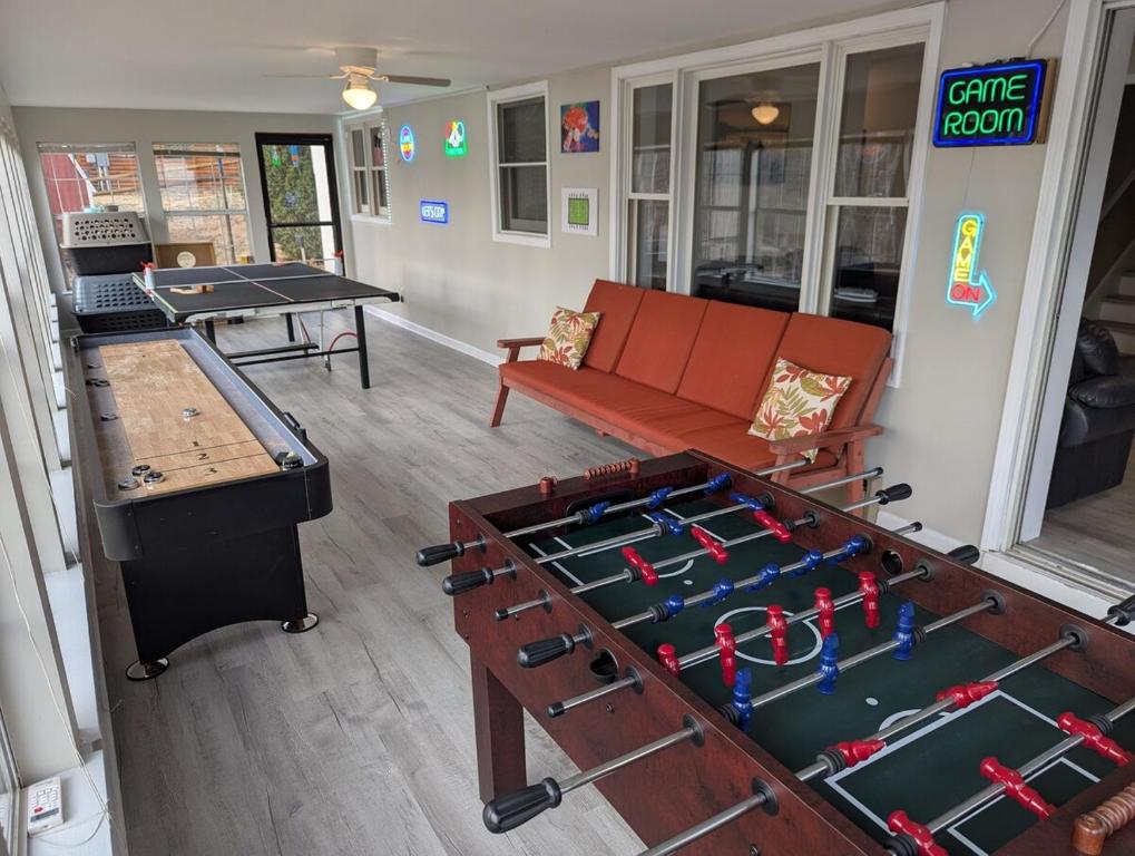 Lakefront sunsets-Large dock-Game room-Kyaks-SUP, Moneta