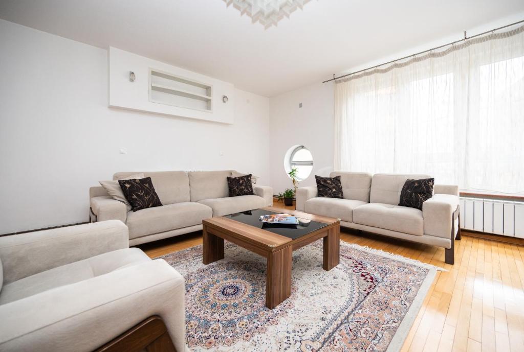 Spacious & Modern Apartment in the City Centre - 2