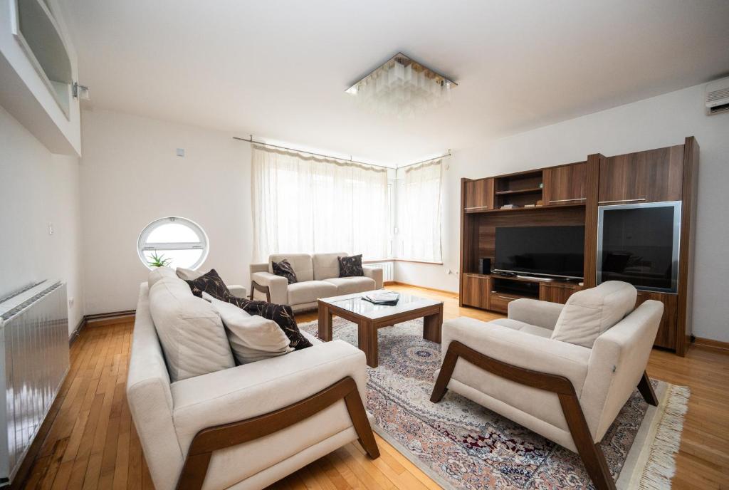 Spacious & Modern Apartment in the City Centre - 3