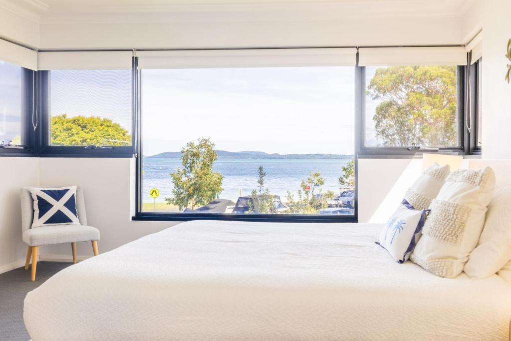 Florentine, 8 11 Columbia Close - opposite the beach with Air con and water views, Nelson Bay