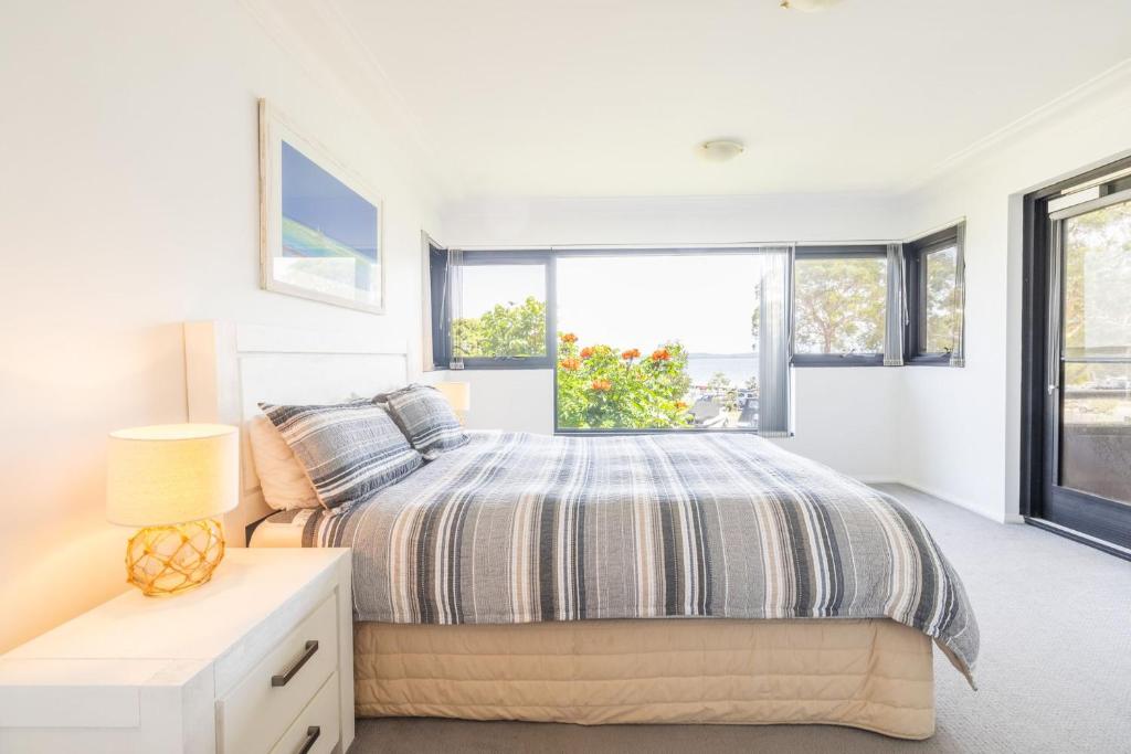 Florentine, 7 11 Columbia Close - wifi, air conditioned unit with fantastic views of Little Beach, Nelson Bay