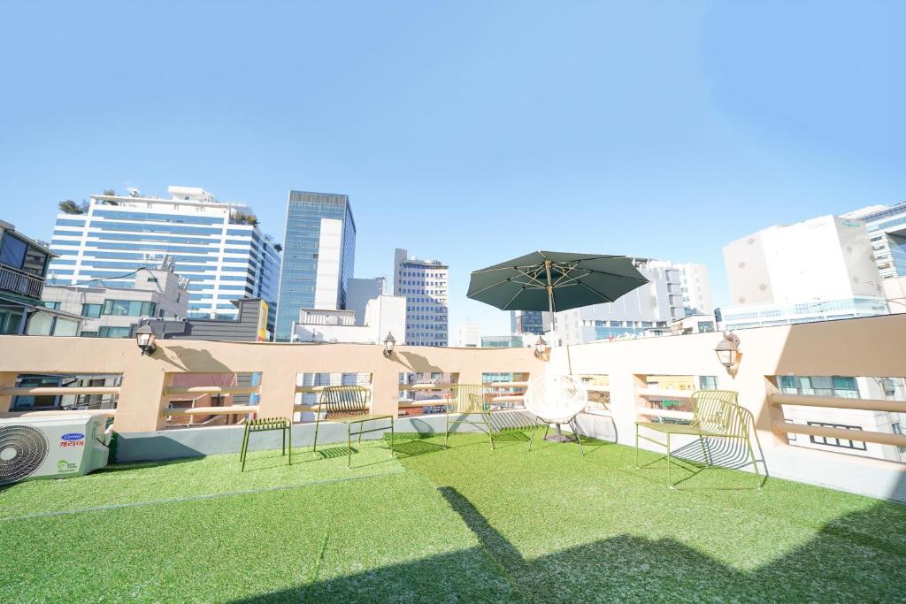 弘益大学站浪漫屋顶之家 (Hongik Univ. Station Romantic Rooftop House)