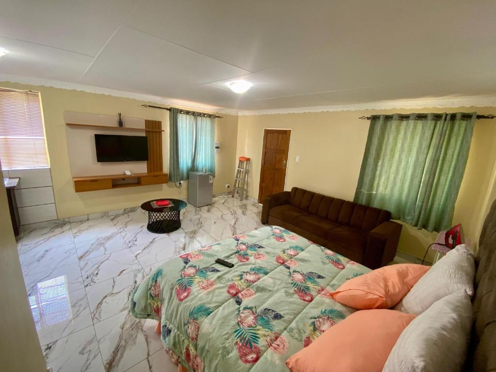 Gael Guest 1, Johannesburg