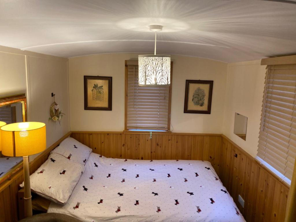Shepherds Hut with Hot Tub, Dumfries photo 2