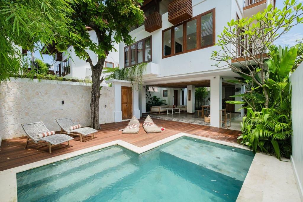 Treetop 2 - Scenic Bingin villa w master loft & sunrise views, Uluwatu