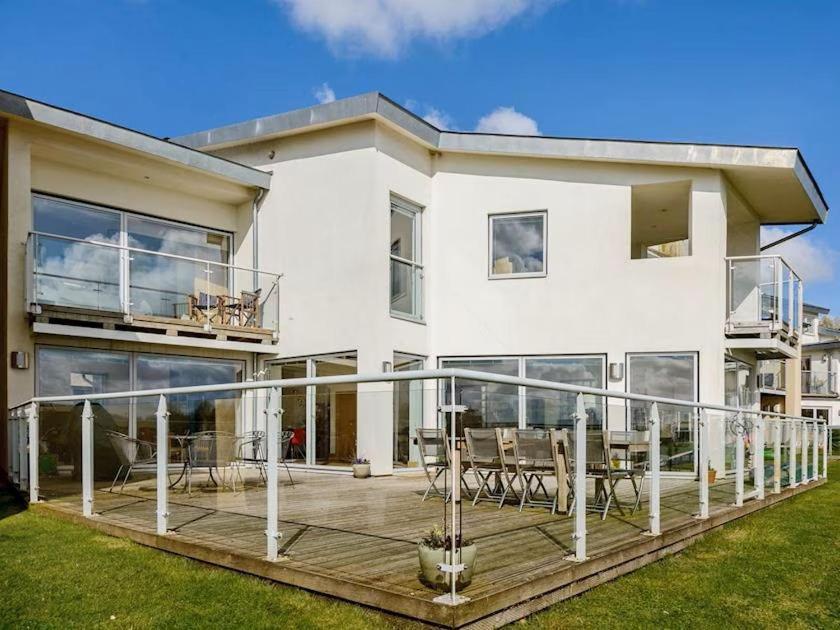 NEW Squirrels Leap Lake Views with Spa Access, Somerford Keynes