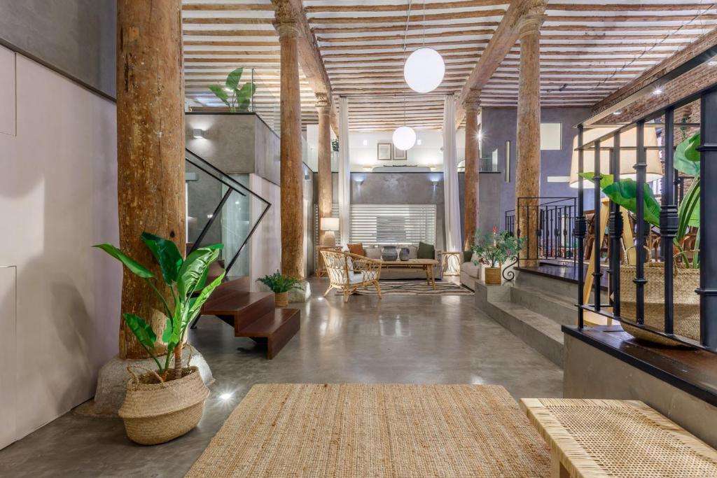 Boho-Chic Loft in a Legendary 17th-Century 'Trap House, Мадрид