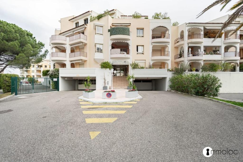 Spacious apartment with pool located in the Marina of Mandelieu - 5