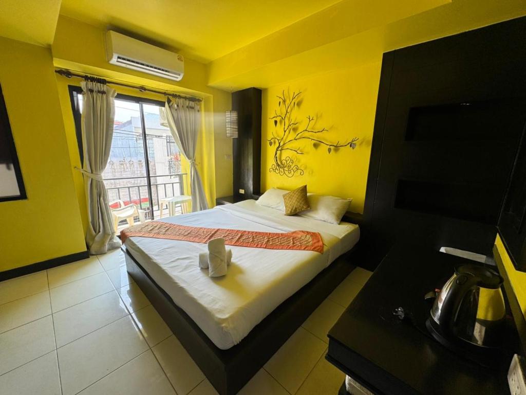 Azure Stays Patong, Pláž Patong