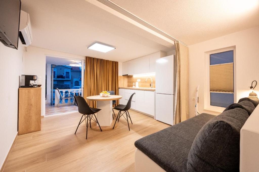 Studio apartment in Mastrinka with loggia, air conditioning, WiFi 5159-2, Trogir