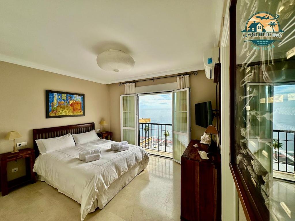 Seafront Townhouse with Stunning Mediterranean Views, community pool - 4