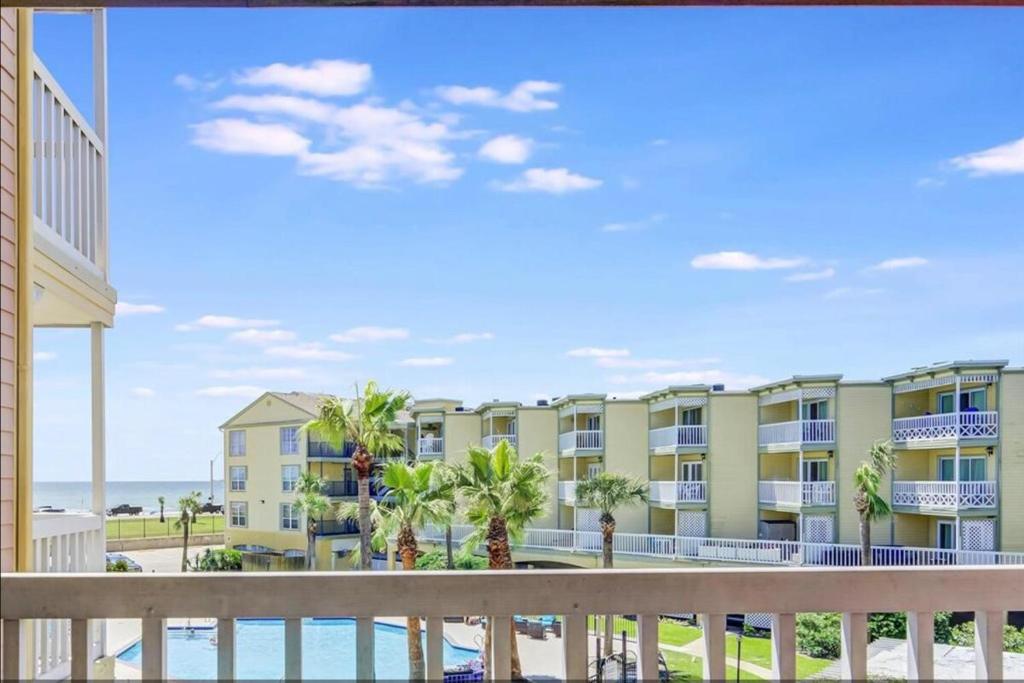Ocean & Pool Views on seawall - Shoreline Stays 10, Galveston