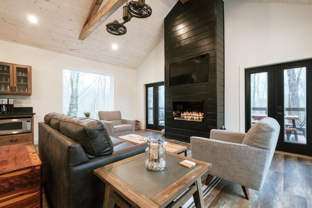 Honeysuckle Bridge Cabin, Rogers