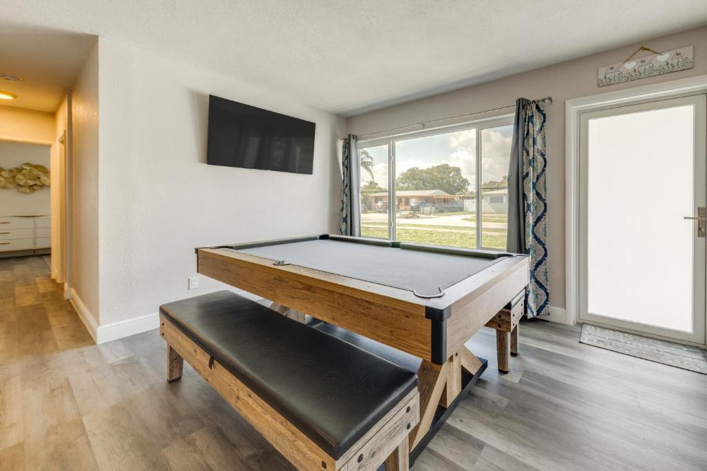 1 Mi to Ocean Home with Yard in Boynton Beach!, Boynton Beach