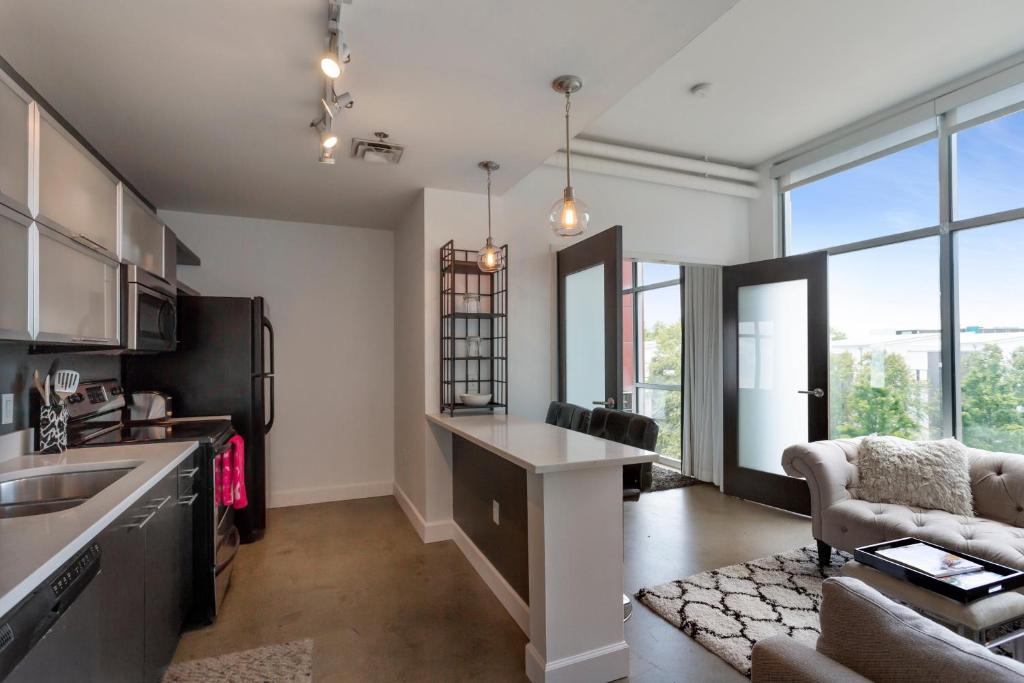 5M307- Elegant Condo with Rooftop Deck, Nashville