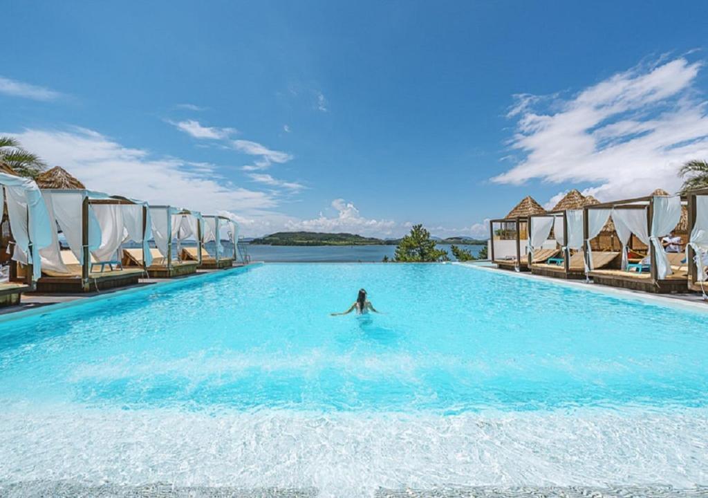 Latterace Resort, Josu