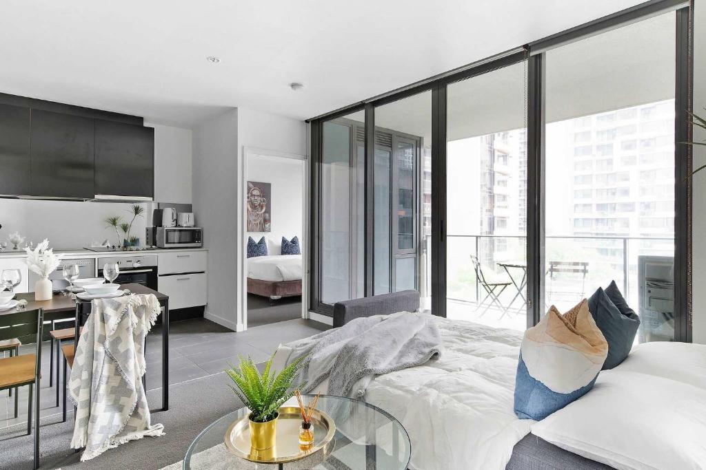 Spacious 2BR Apt Walk to Southern Cross Station, Melbourne