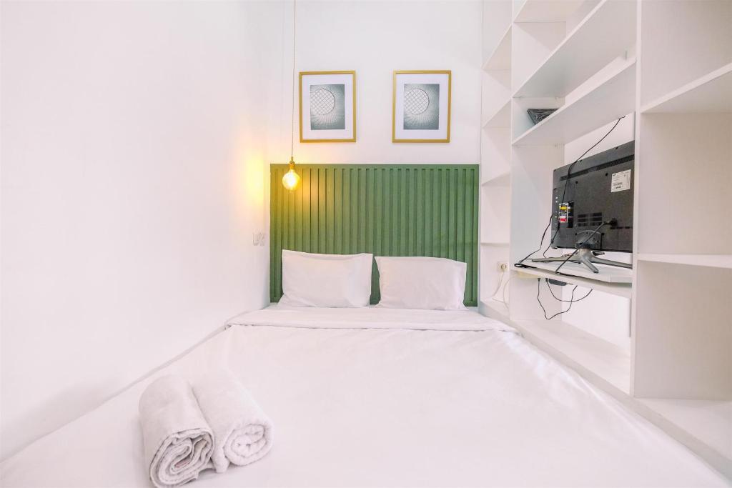 Bed, CozyLiving Studio Royal Sentul Park By Travelio in Bogor