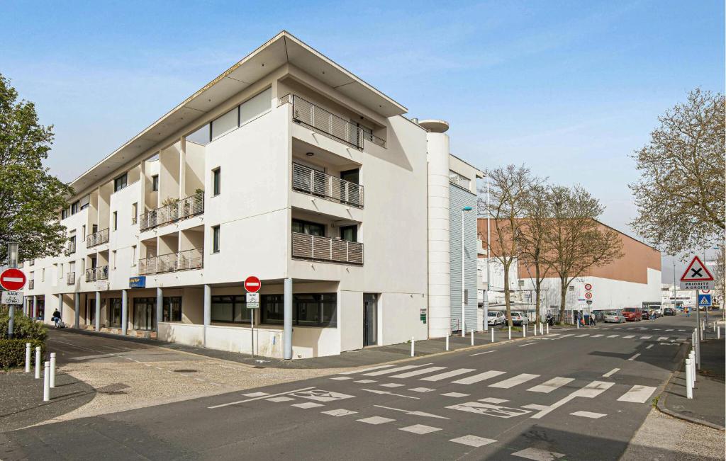 Nice Apartment In La Rochelle With Wifi - 2