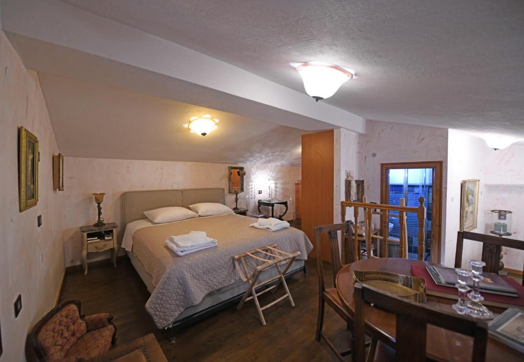 Kleopatra's House, Karavostamo