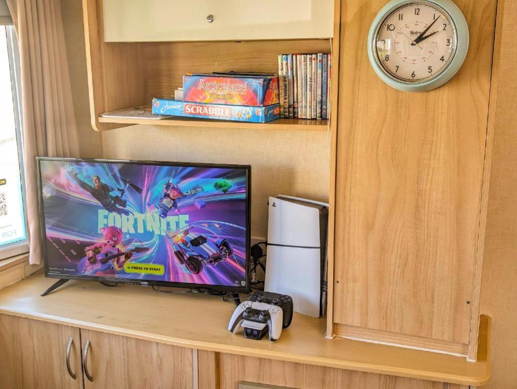 Static Stays at Lyons Robin Hood - Private Caravans with PS5 and WiFi, Meliden