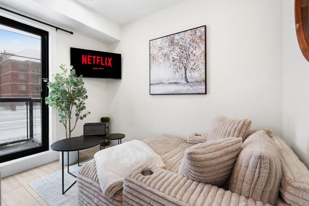 Cozy 2BR Suite with Parking & Close to Niagara Falls and Sleeps 6 Guests, Niagara Falls