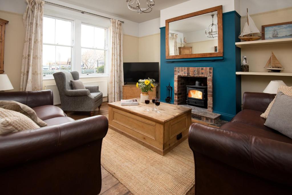 Pebble Cottage by Coast & Country Stays, Seahouses