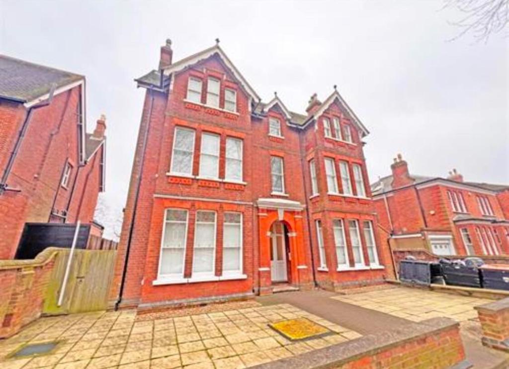 De'Parys - Sleeps 6! Great for large group of people, Bedford