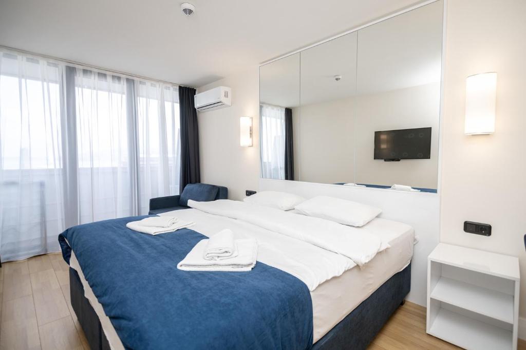 Sea & City view Studio in Batumi - by Wehost, Batumi