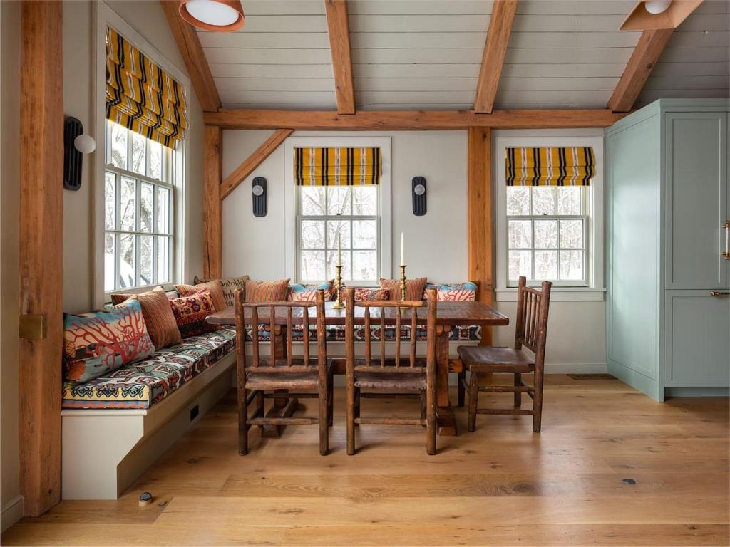 Post & Beam - Stunningly Designed Luxury Home with Pool & Hot Tub, Pine Plains